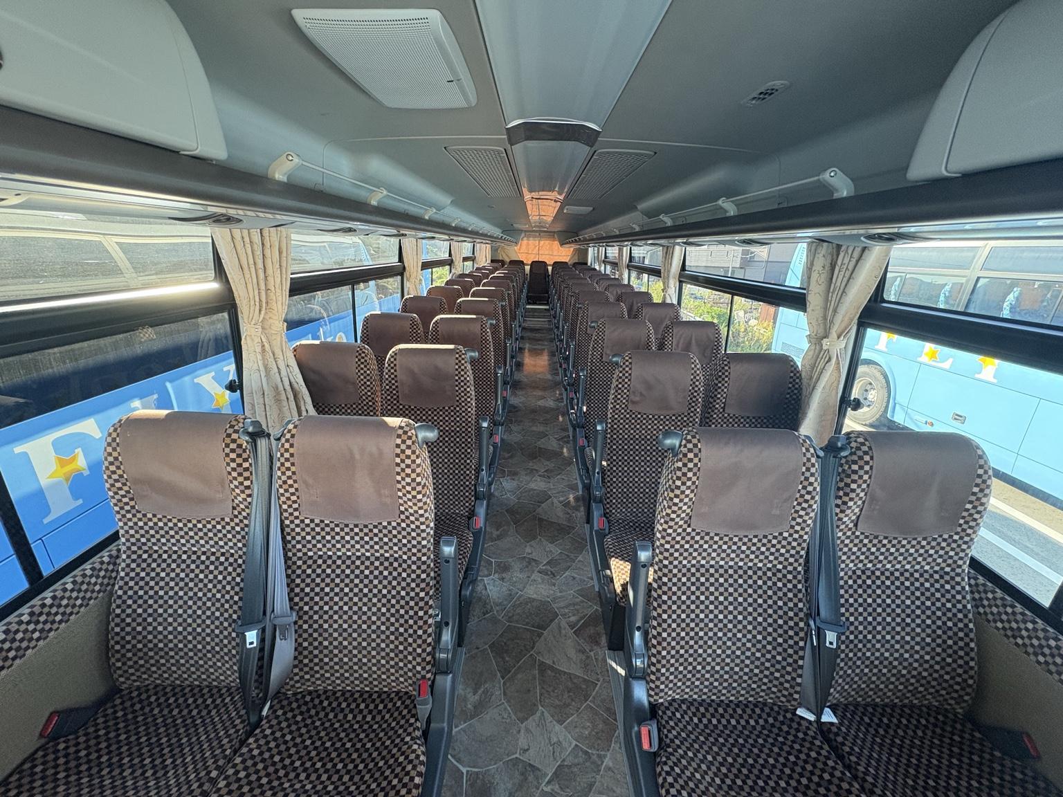 44座車
花格布料座椅，帶頭墊布套，整齊清潔
可微調椅背傾斜角度