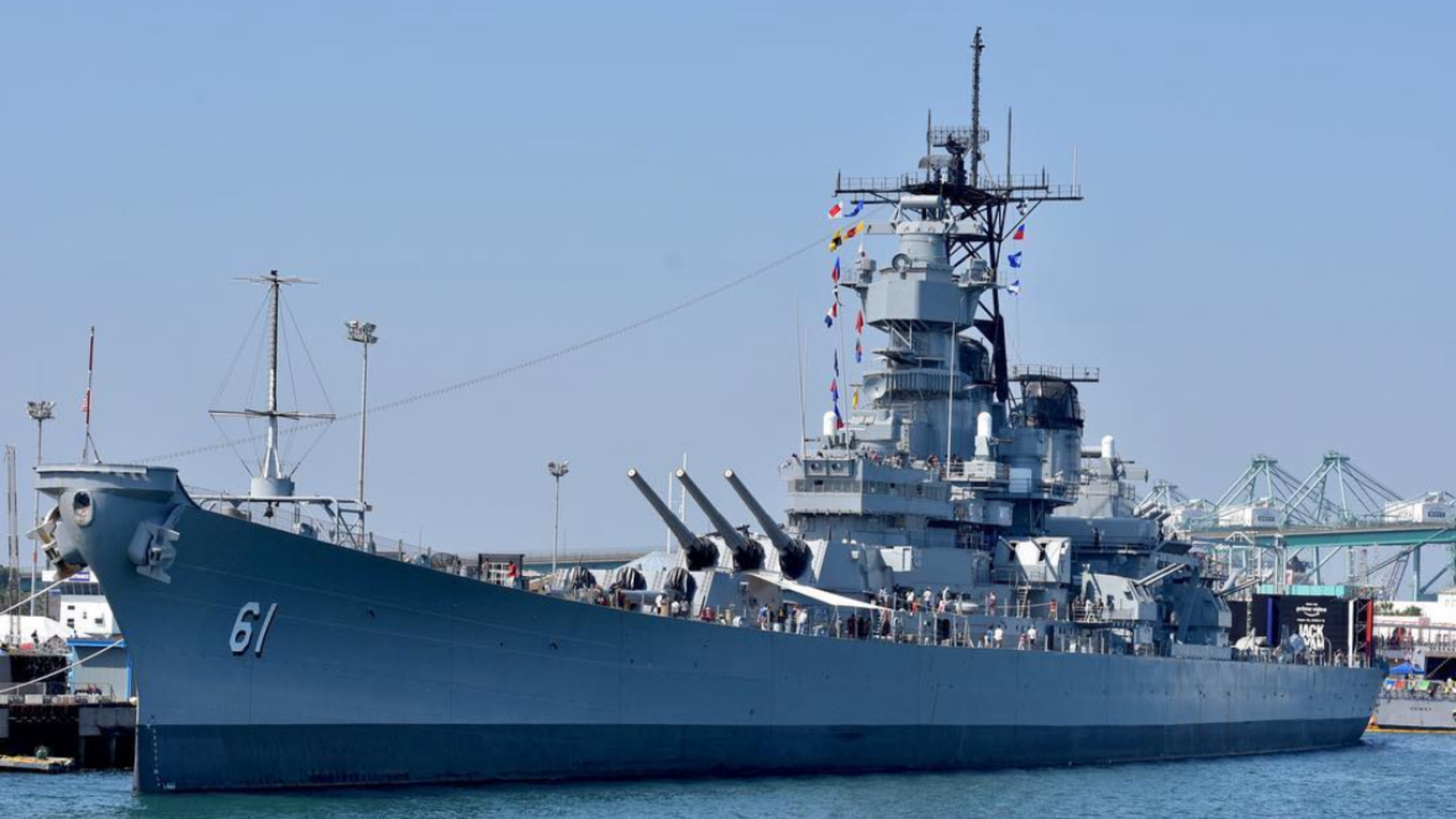 乘坐港口遊船，巡遊熙熙攘攘的洛杉磯港，感受其充滿活力的能量