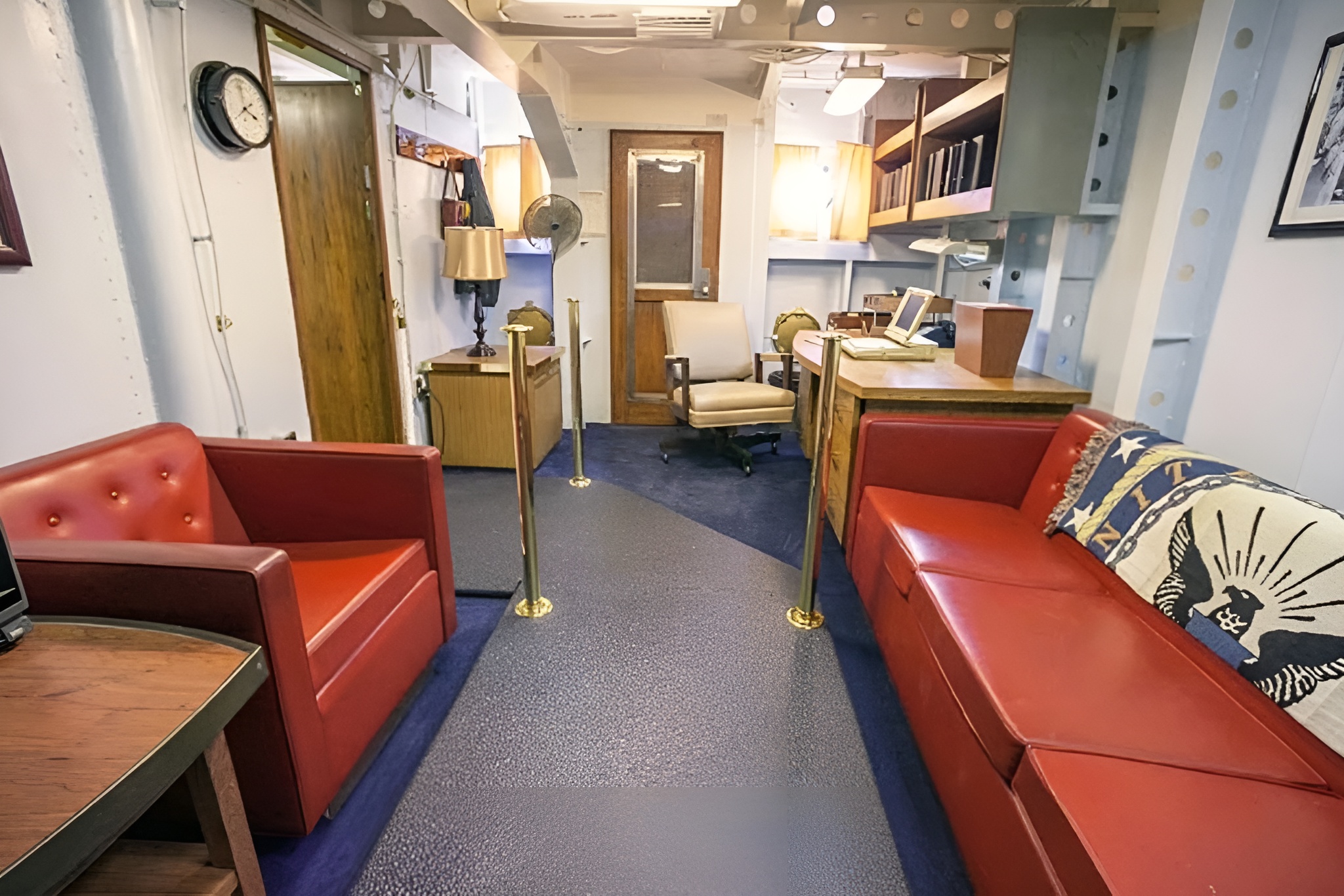 探索船艦內部通道，兩旁陳列著太平洋關鍵戰役的文物。