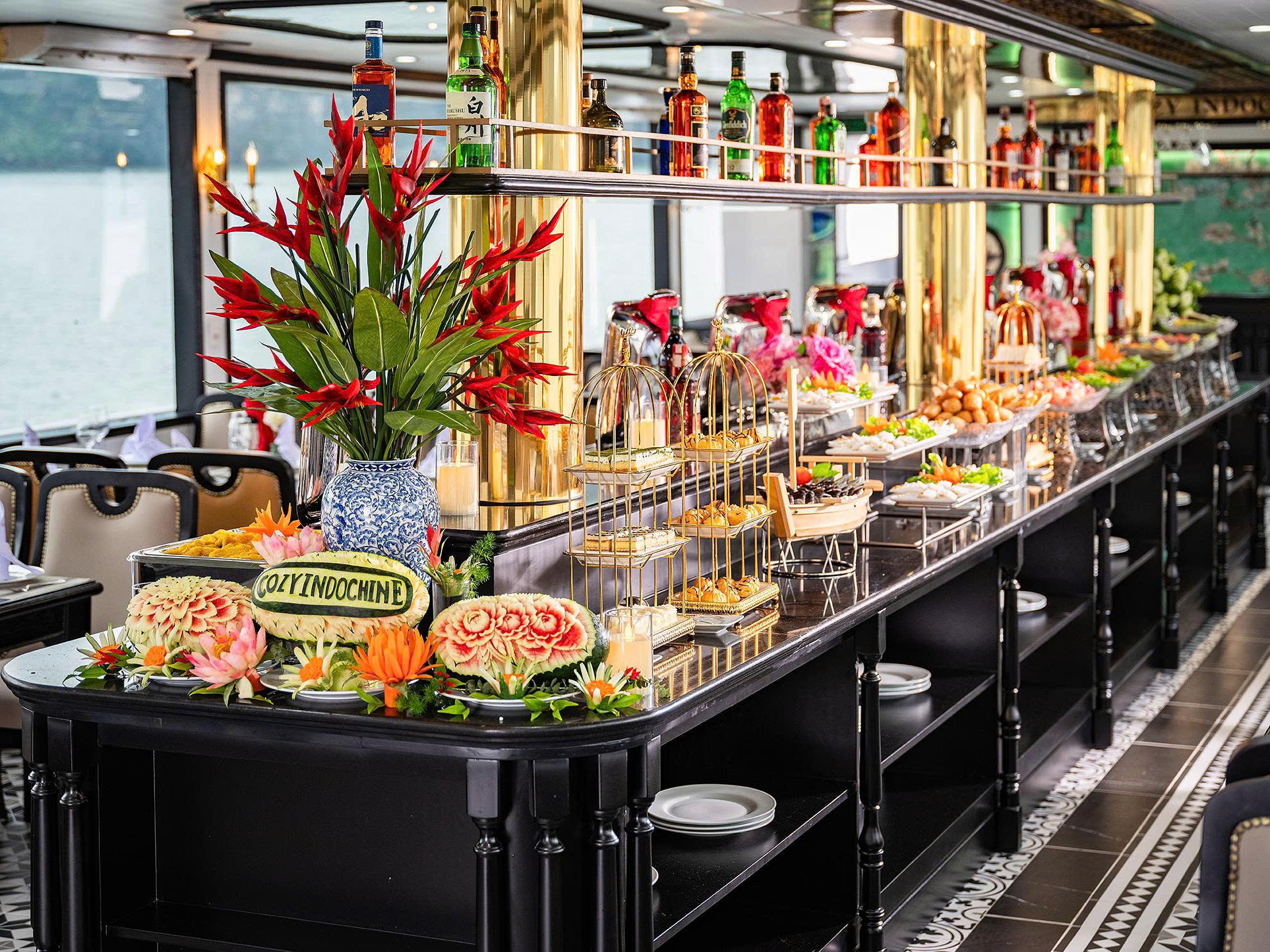 登上Cozy Bay Premium Cruise,盡享美味自助餐體驗,同時飽覽下龍灣的全景風光。 登上Cozy Bay Premium Cruise,盡享美味自助餐體驗,同時飽覽下龍灣的全景風光。