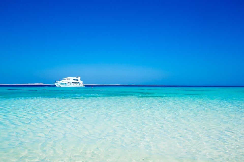 Sahl Hasheesh: Diving or Snorkeling Boat Trip with Lunch