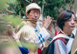 Follow the Naxi national intangible heritage inheritor He Linyi to listen to the ancient Naxi national intangible heritage "Baisha Xile" (living musical fossil); also known as "Bengshi Xili", it is a classical music suite combining instrumental music, voc