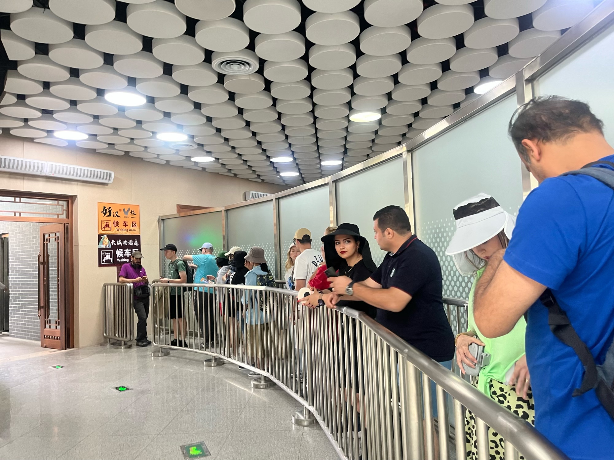 八達嶺長城VIP快速通道專為巴士達古長城參觀遊客提供，享免排隊特權​​，專屬​VIP通道，可直接搭乘南線地面纜車，節省排隊時間，無憂享受“元首之旅”路線，適合追求高效遊覽及希望深度體驗的旅行者。