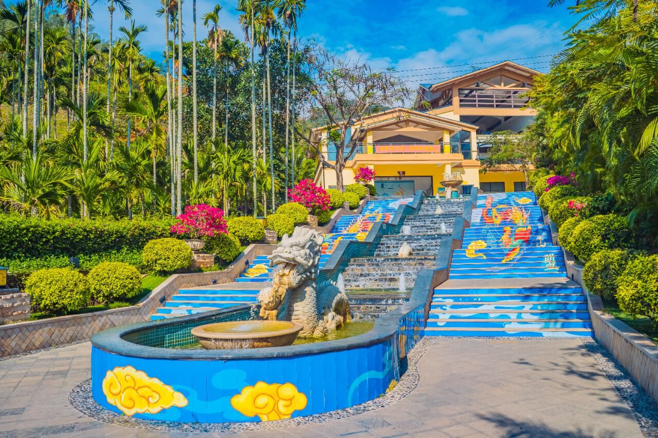 三亞鳳凰嶺海誓山盟景區是一個充滿魅力與浪漫的地方