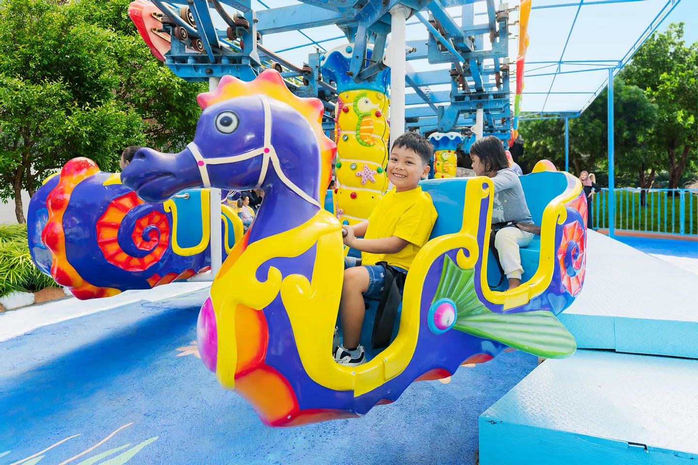 快來搭乘奇趣海馬遊樂設施，看著您的小寶貝們臉上洋溢著歡樂！這是峇都秘密動物園裡色彩繽紛、深受家庭喜愛的設施，非常適合小小冒險家。