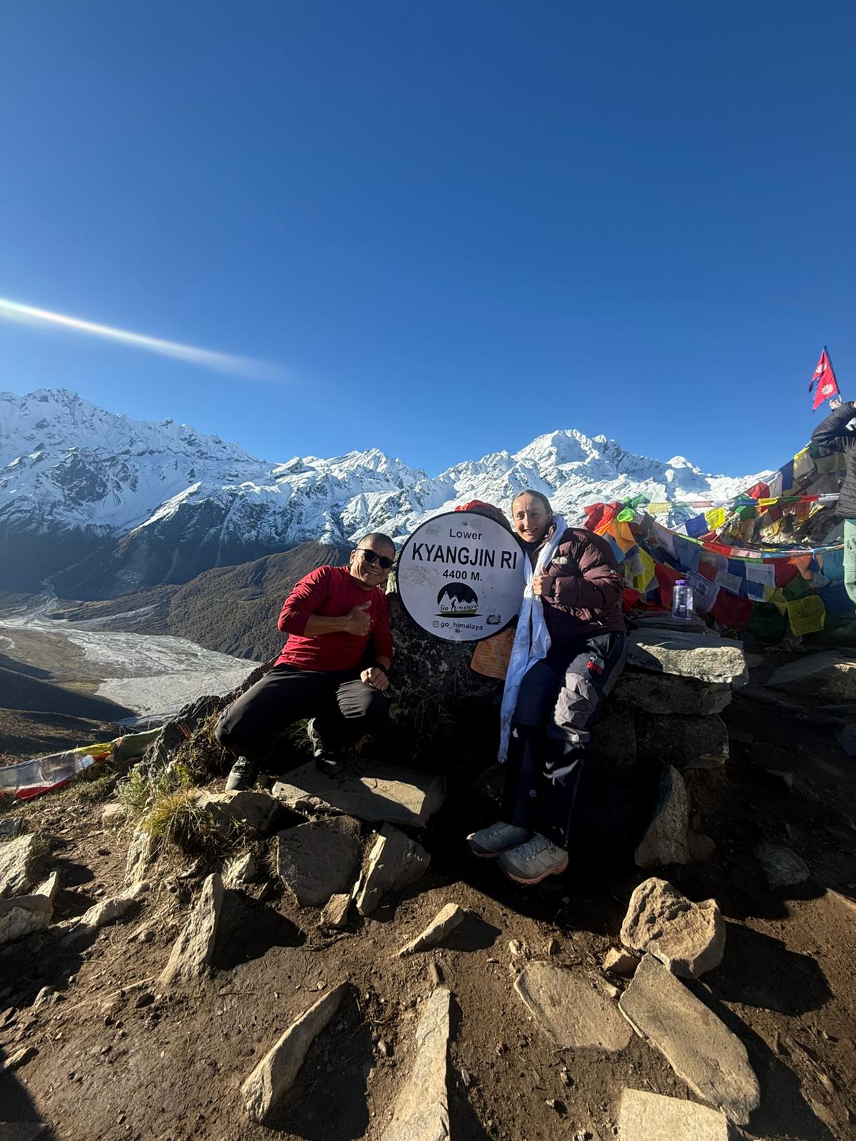 登山客在下羌津里 (4,400 公尺) 慶祝他們的成就,同時飽覽尼泊爾蘭塘喜馬拉雅山脈的壯麗景色。 登山客在下羌津里 (4,400 公尺) 慶祝他們的成就,同時飽覽尼泊爾蘭塘喜馬拉雅山脈的壯麗景色。