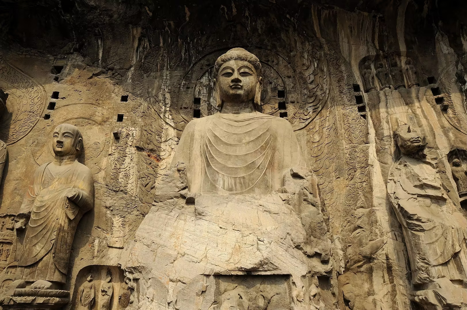 龍門石窟：中國三大佛教藝術寶庫之一，被評為世界文化遺產，龍門石窟是中國四大石窟之一。