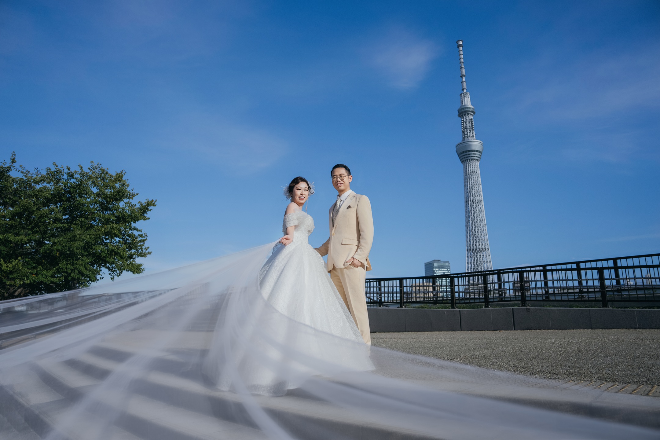 以東京晴空塔和湛藍天空為背景的婚紗照,看起來絕對令人驚豔且氣勢磅礴。 以東京晴空塔和湛藍天空為背景的婚紗照,看起來絕對令人驚豔且氣勢磅礴。