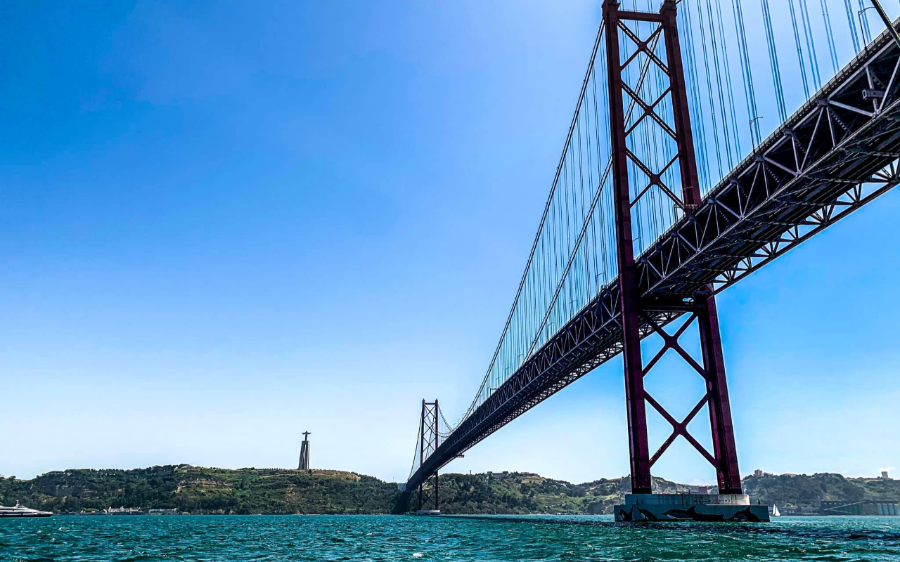 航行經過里斯本的河岸，映入眼簾的是永恆的建築、迷人的河畔風光，以及令人難忘的城市視角。