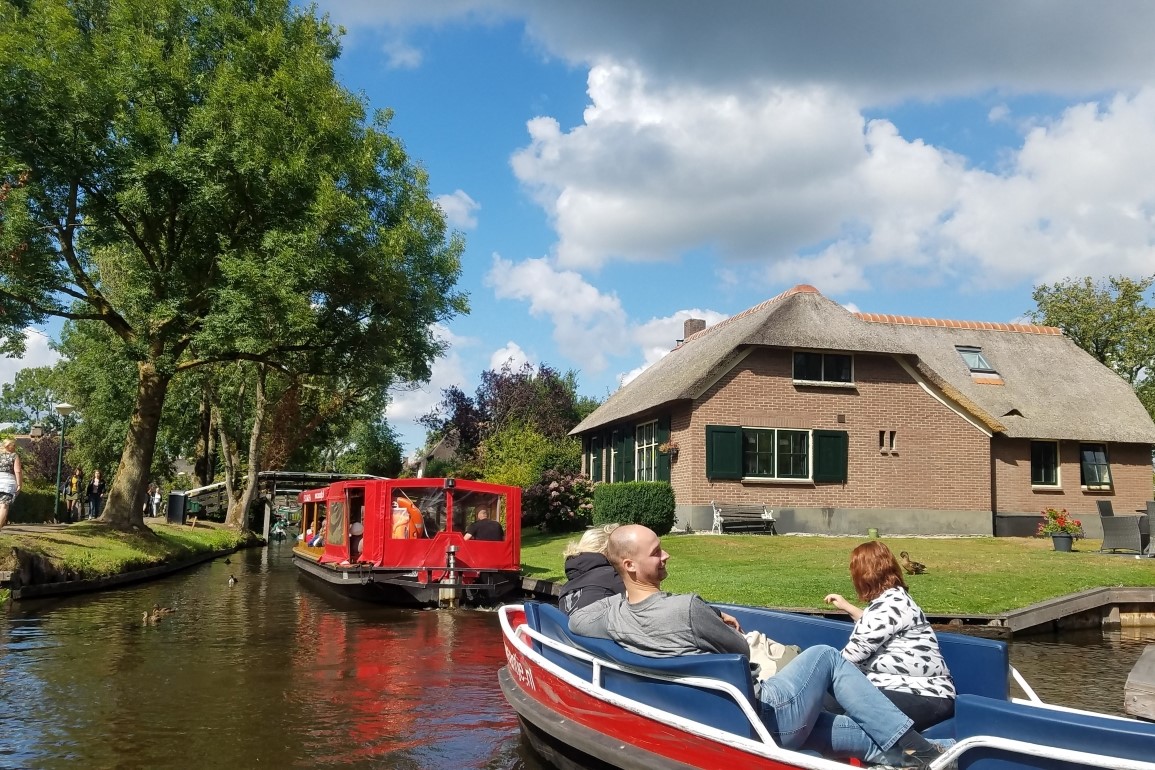 Giethoorn One-Day Tour from Amsterdam with Small Electric Boat