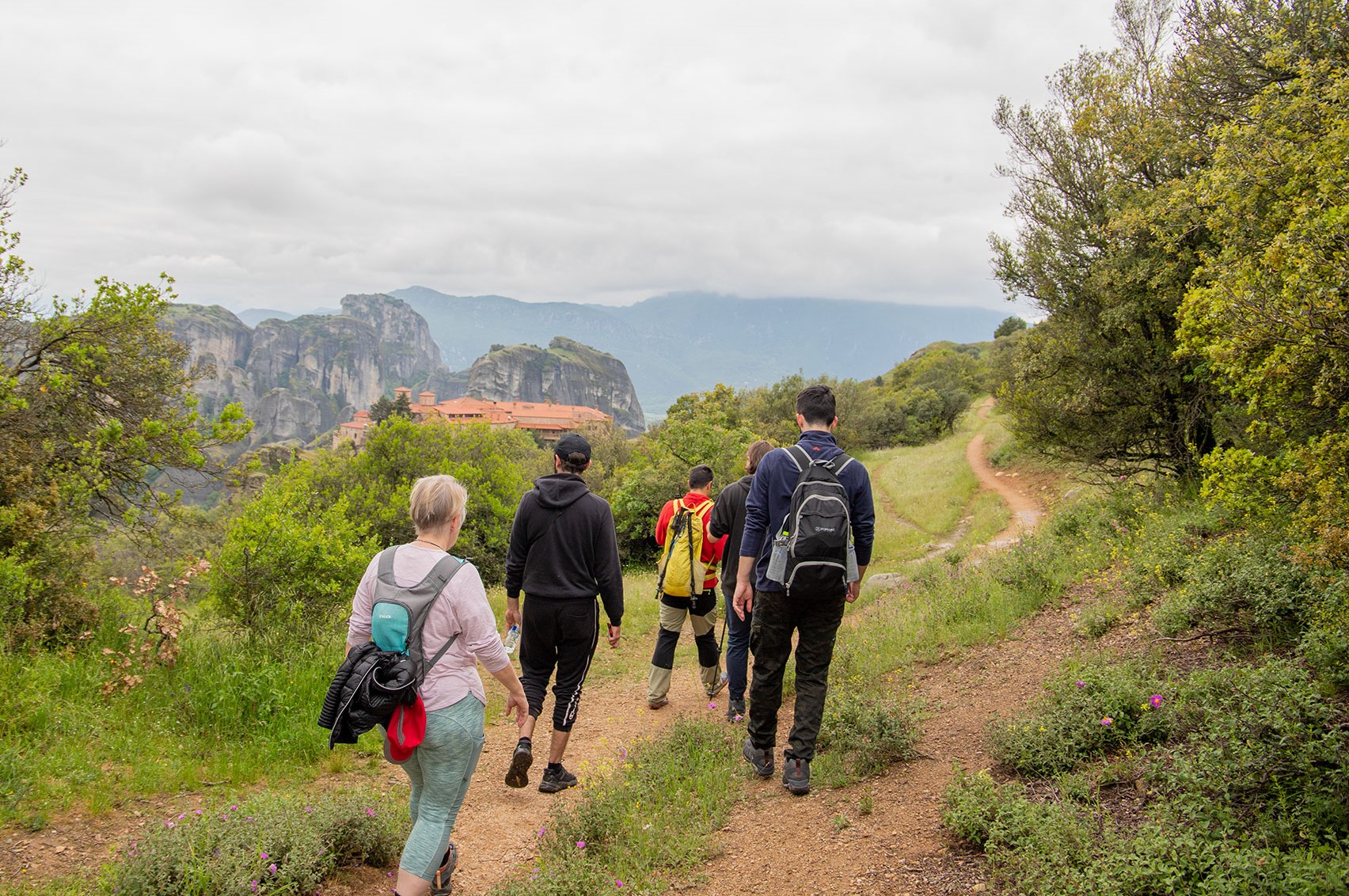 梅特歐拉（Meteora）健行遊，從卡拉巴卡或卡斯特拉奇出發，並參觀修 monastery