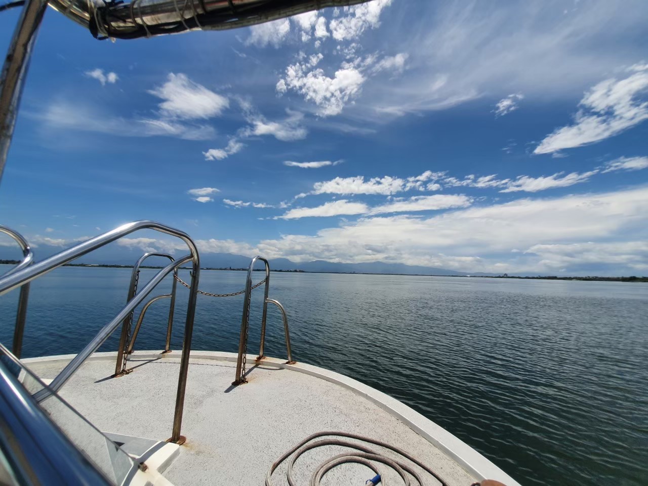 Pingtung: Dapeng Bay Yacht Lake Tour Experience & All-You-Can-Eat Fresh Grilled Oysters