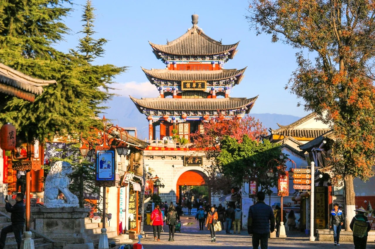 The ancient city of Dali is like a living history book, standing quietly between Cangshan Mountain and Erhai Lake, carrying thousands of years of historical memory and cultural sedimentation. Every ancient stone road and every mottled city wall are silent
