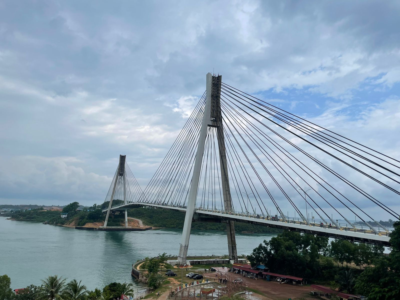 這座橋是巴淡島的標誌性建築，也是巴淡島與其他島嶼之間重要的交通樞紐。