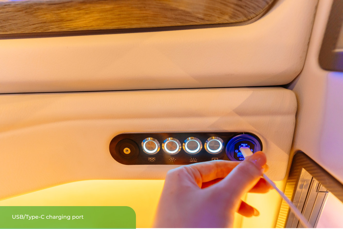 臥鋪巴士：USB / Type-C 充電埠