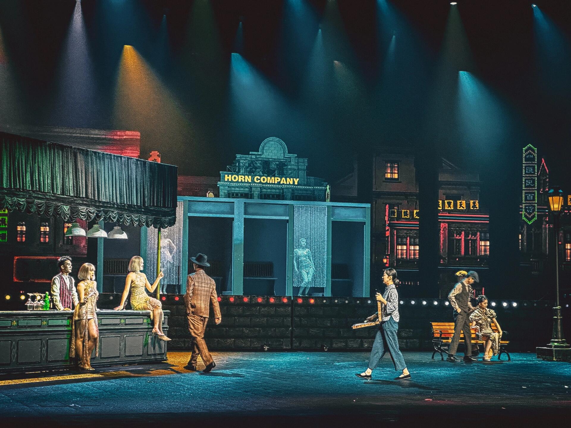 Entering "Shanghai Eternal Love" is like opening a scroll of Shanghai's history. Here you can hear the soft Wu dialect of ancient Shanghai and the richness of the land of fish and rice, the ever-changing spy wars of Shanghai, and the exciting revolutionar