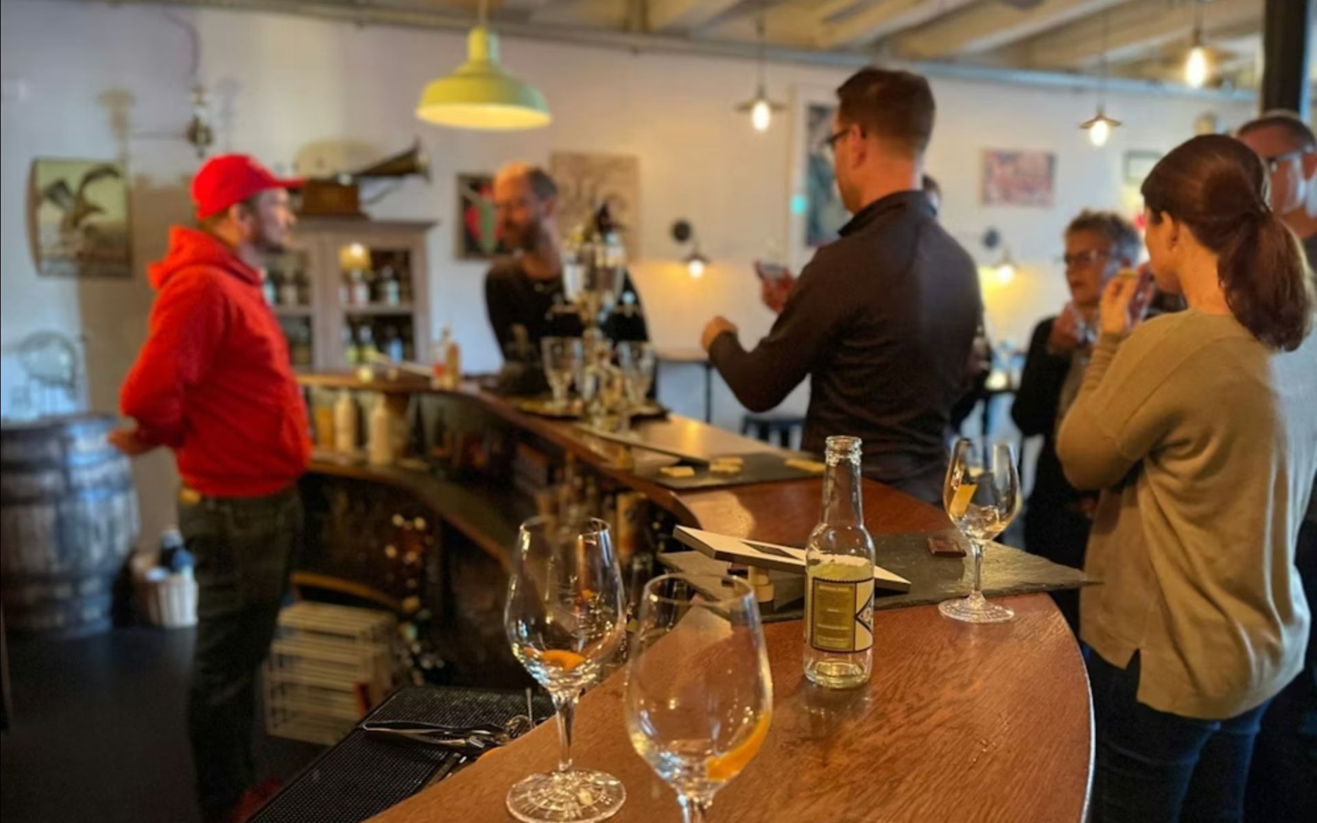 與好友一同品嚐美酒，沉浸在熱鬧的氛圍中。