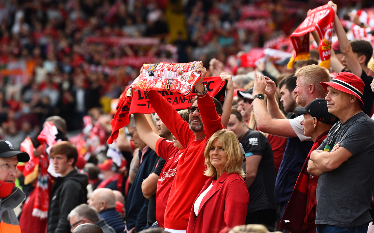 感受著同伴支持者們激動的氛圍，純粹的比賽日幸福