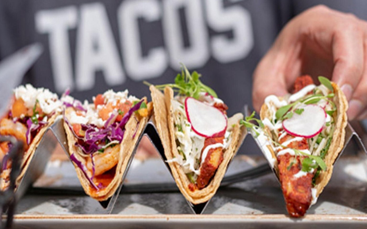 在奧斯汀展開一場令人垂涎的墨西哥捲餅之旅，穿梭於歷史街區、繽紛街道，並沉浸在充滿活力的美食氛圍中。