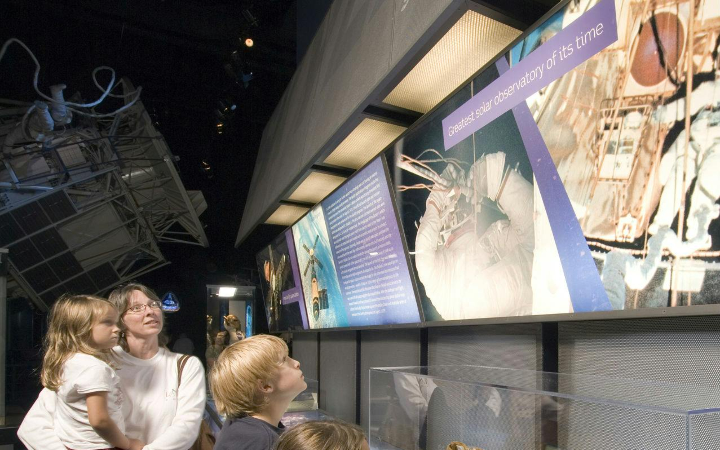 客人們在瞭解太空探索時肅然起敬