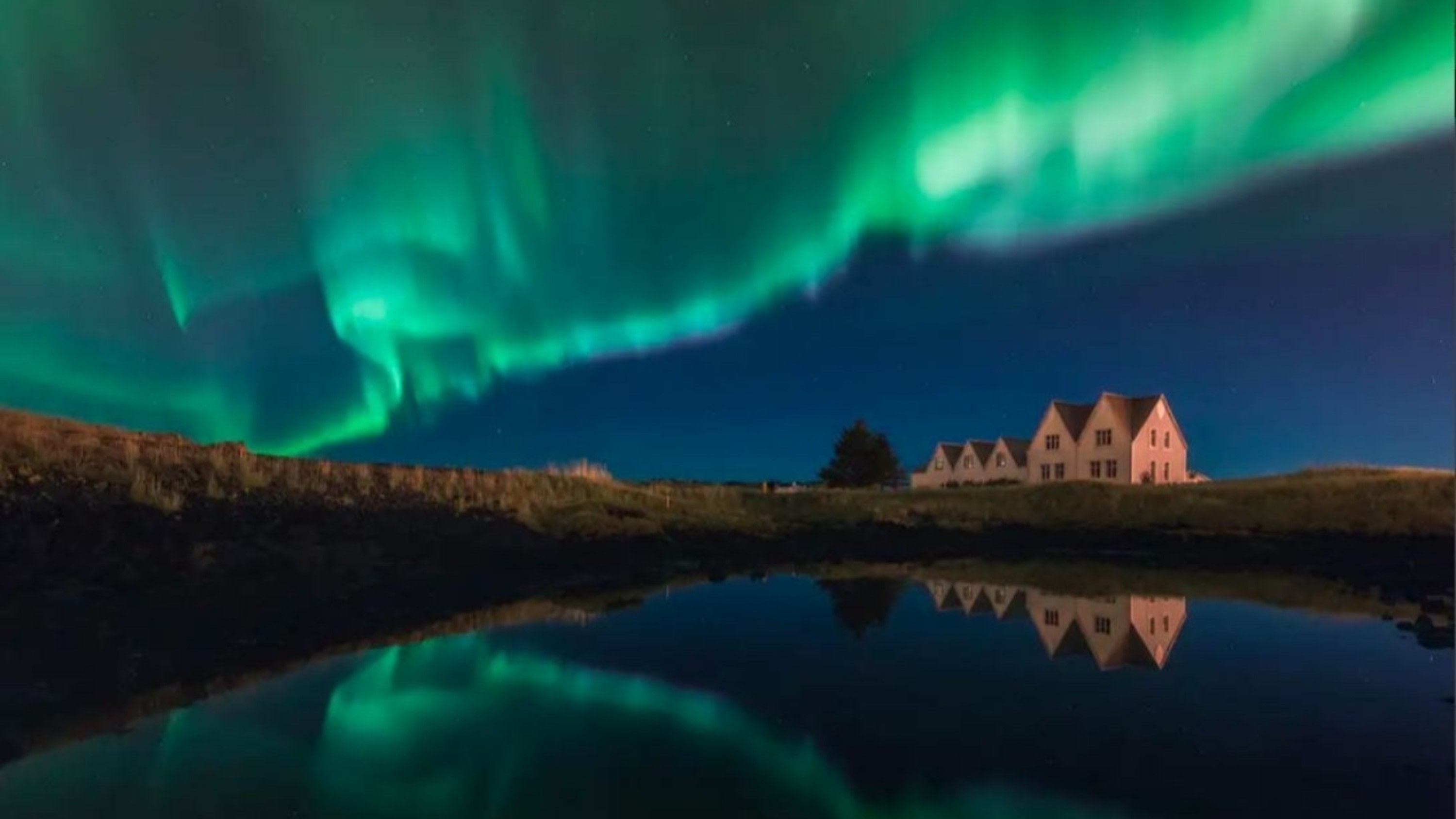 欣賞冰島夜空被令人屏息的北極光點亮