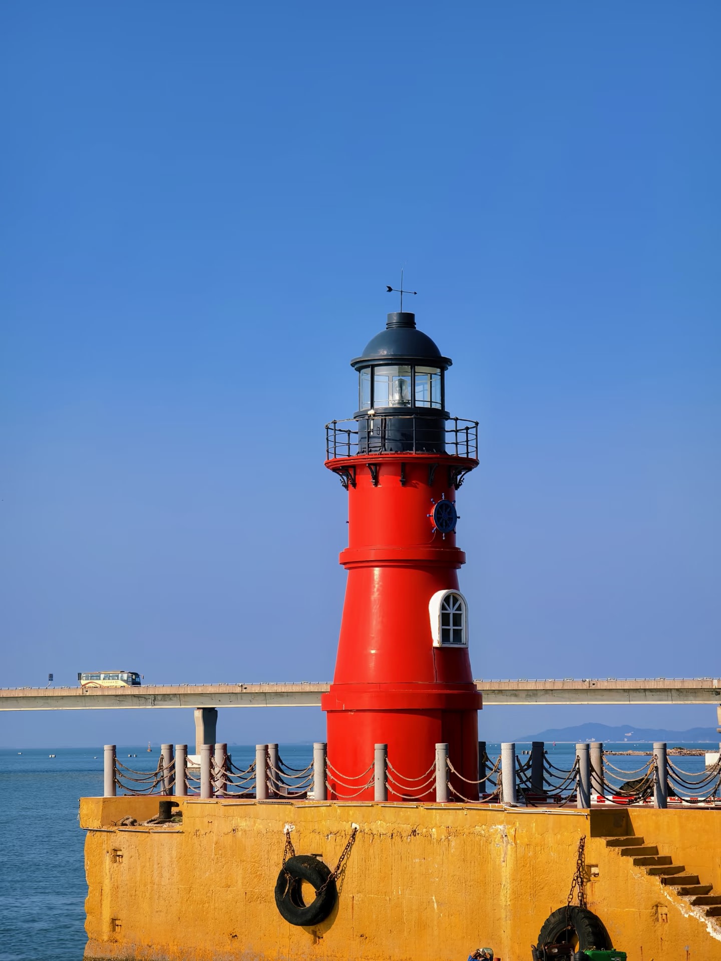 燈塔塔身呈鮮豔的紅色,頂部為黑色,與碧海藍天以及蜿蜒的南澳大橋形成鮮明對比 燈塔塔身呈鮮豔的紅色,頂部為黑色,與碧海藍天以及蜿蜒的南澳大橋形成鮮明對比