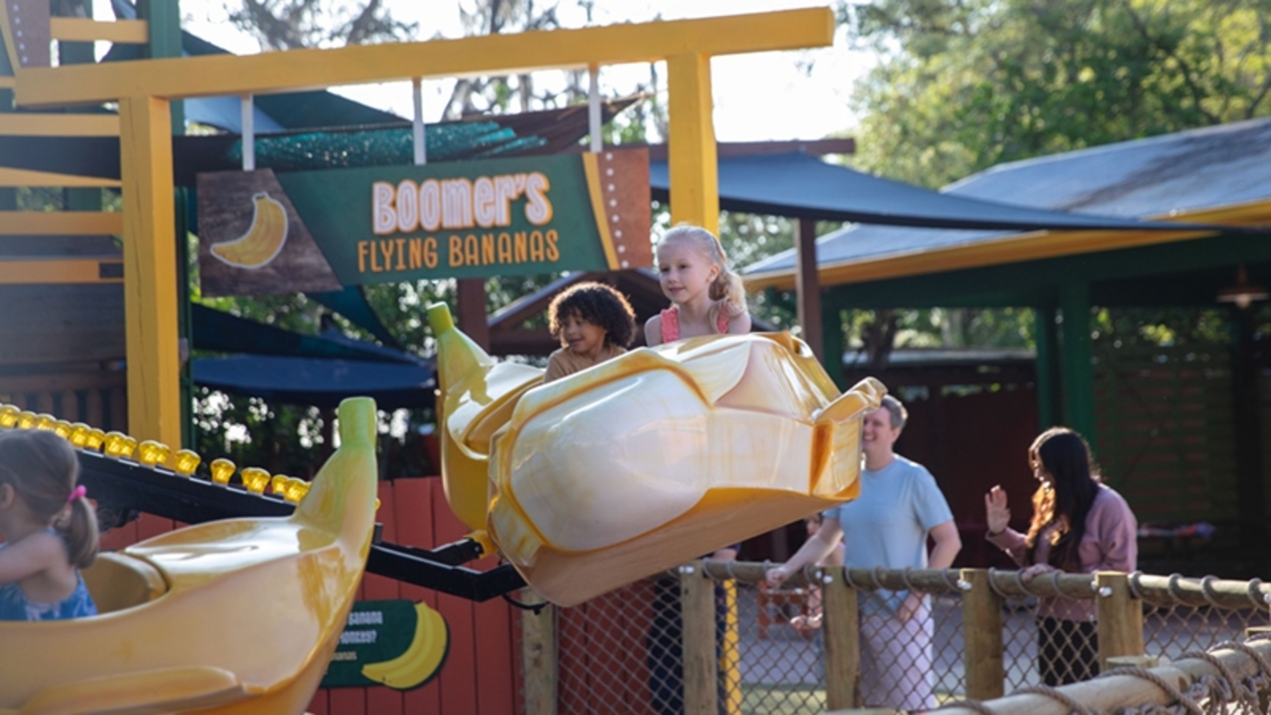 飛天香蕉過山車，充滿樂趣的家庭冒險，驚險刺激，高潮迭起