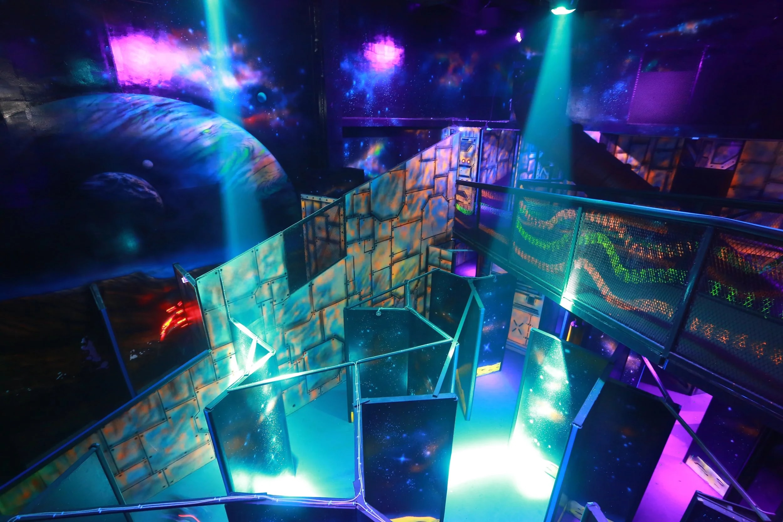 在 Central EastVille 分店的 Playsquare Laser Tag 沉浸於宇宙戰場，被行星和霓虹燈環繞 — 體驗一場真正的星際冒險！