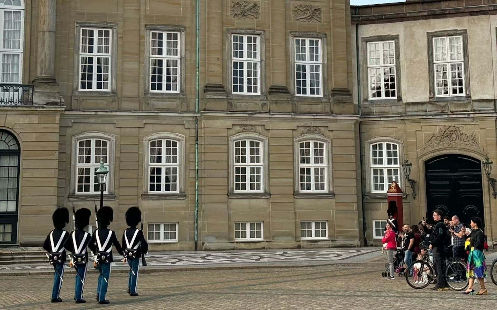 在阿馬林堡宮廣場觀賞經典的衛兵交接儀式。 在阿馬林堡宮廣場觀賞經典的衛兵交接儀式。