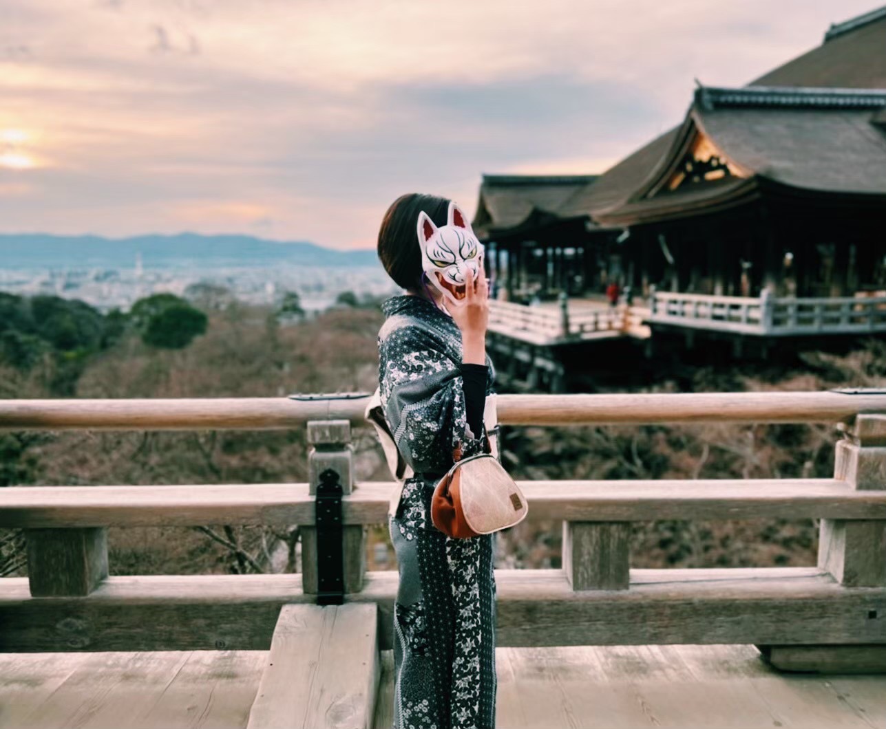 Kiyomizudera is a Buddhist temple located in eastern Kyoto. The temple is part of the Historic Monuments of Ancient Kyoto (Kyoto, Uji and Otsu Cities) UNESCO World Heritage Site. You can take a exotic beautiful photo by wearing Kimono.