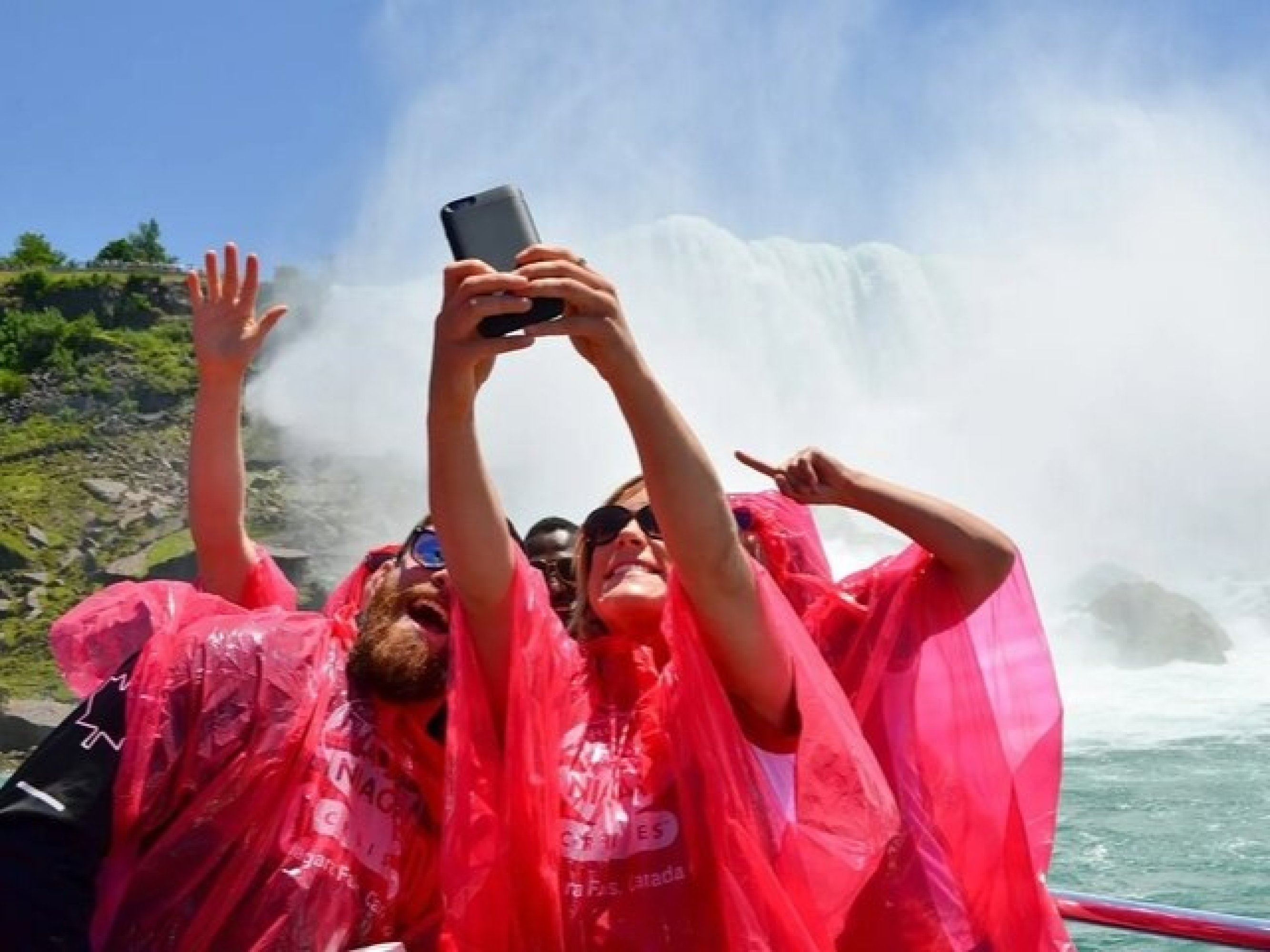 Capture stunning photos of the powerful Niagara Falls, an unforgettable sight
