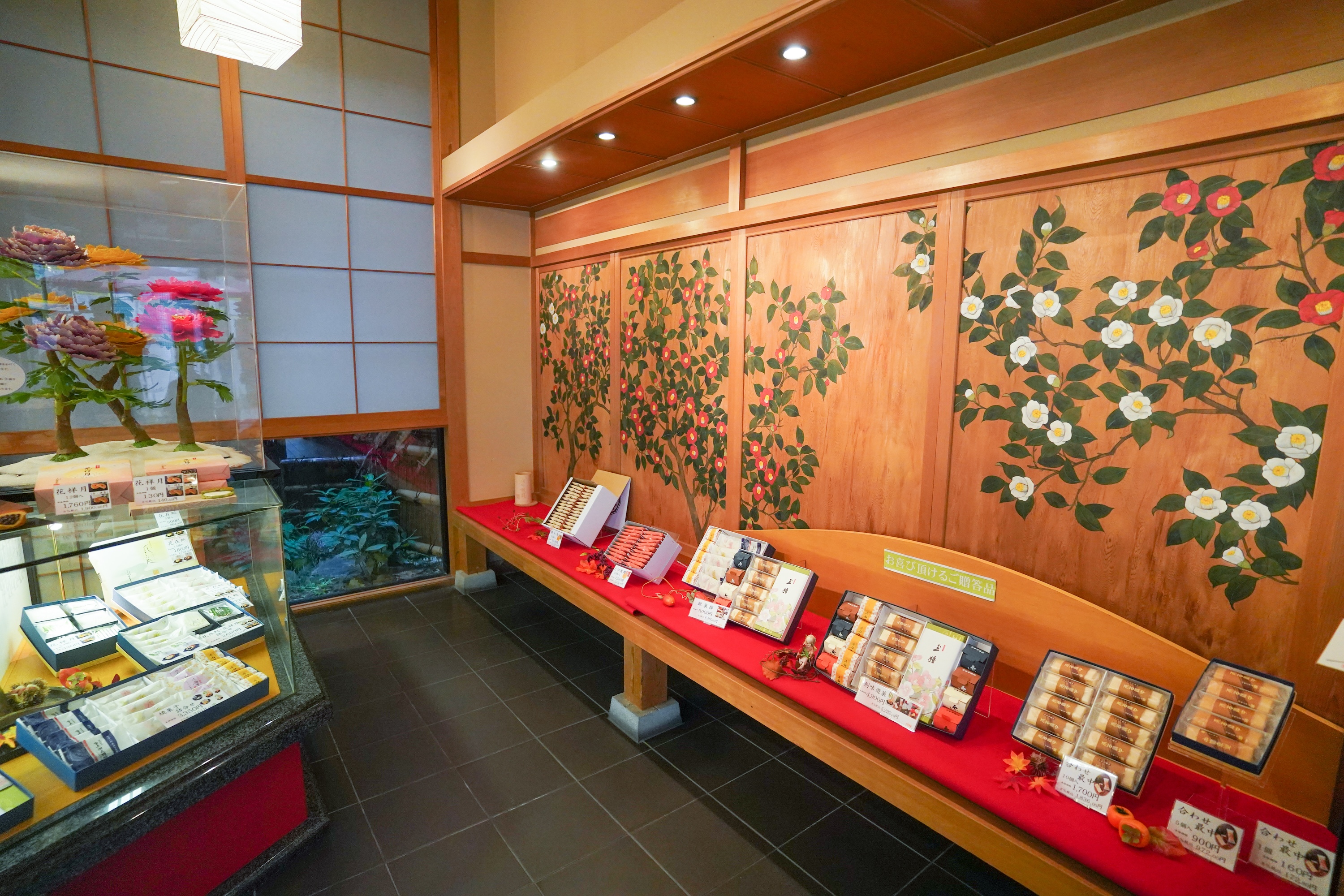 參觀一家擁有300多年曆史的日本傳統甜品店。 參觀一家擁有300多年曆史的日本傳統甜品店。