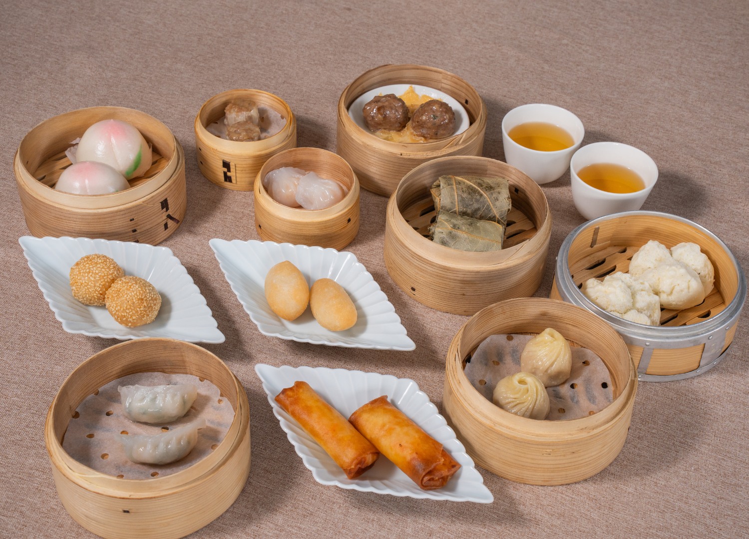 在美齡飯店品嚐各式點心,每份午餐皆新鮮供應。 在美齡飯店品嚐各式點心,每份午餐皆新鮮供應。