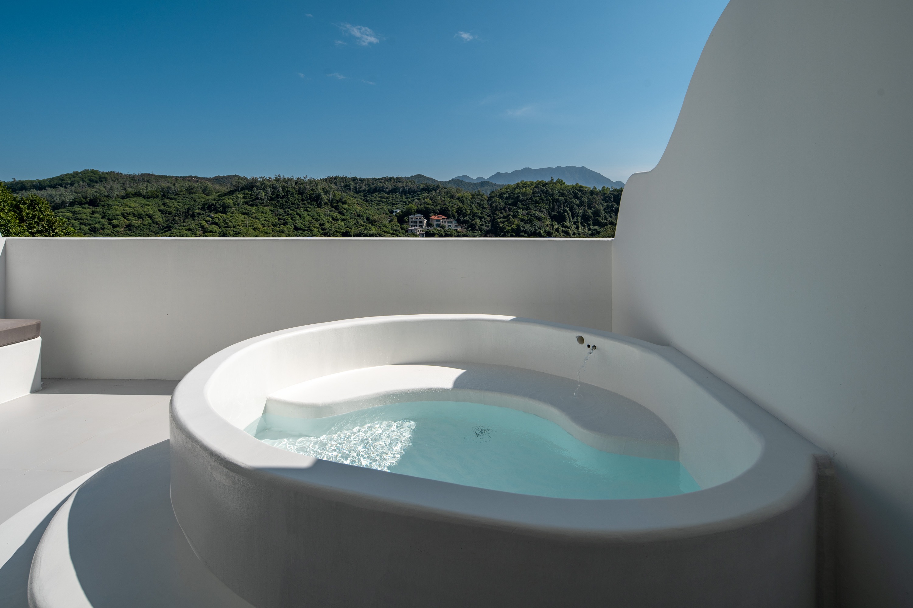 Building K · Side Sea View Bubble Pool King Bed Room K103