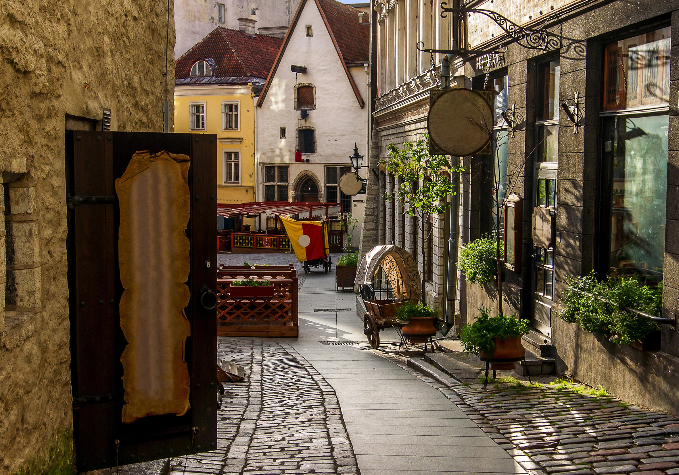 探索狹窄的中世紀巷弄