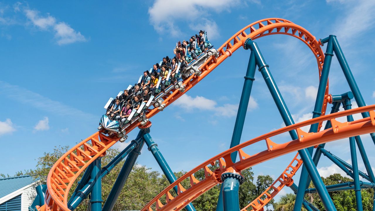 搭乘我們世界級的雲霄飛車，在空中翱翔，感受海洋的奔騰！