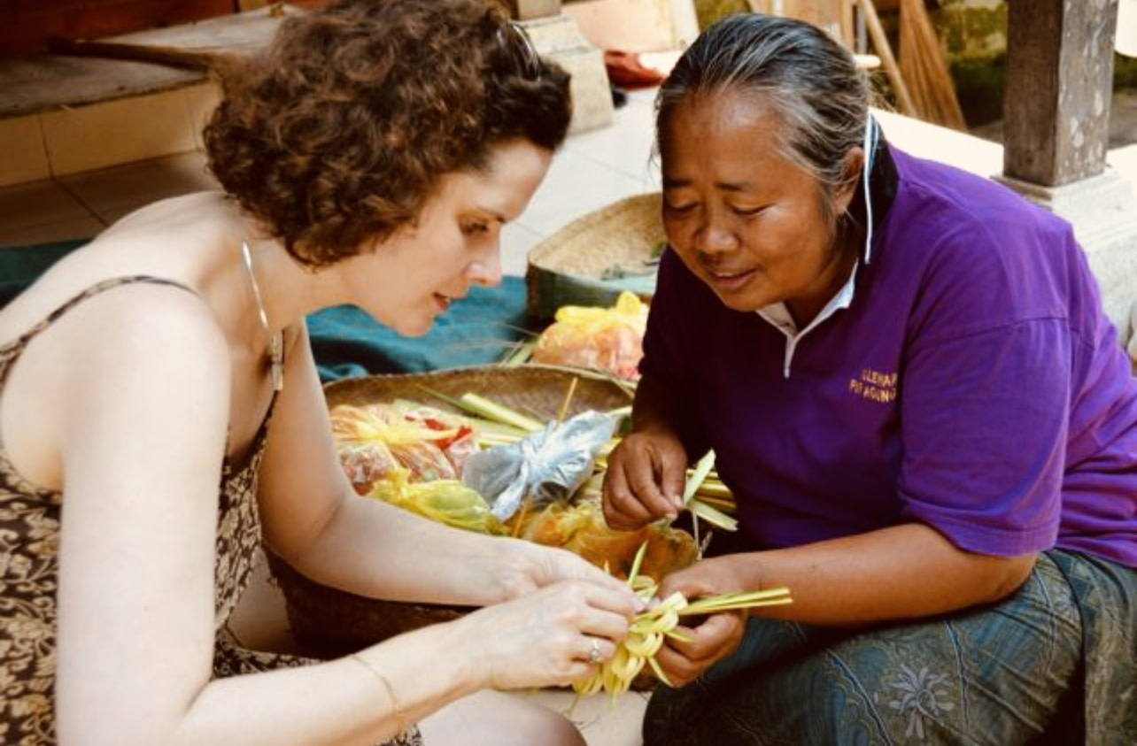 瞭解巴厘島人如何使用嫩椰子葉、鮮花和水果來準備他們的祭祀用品。