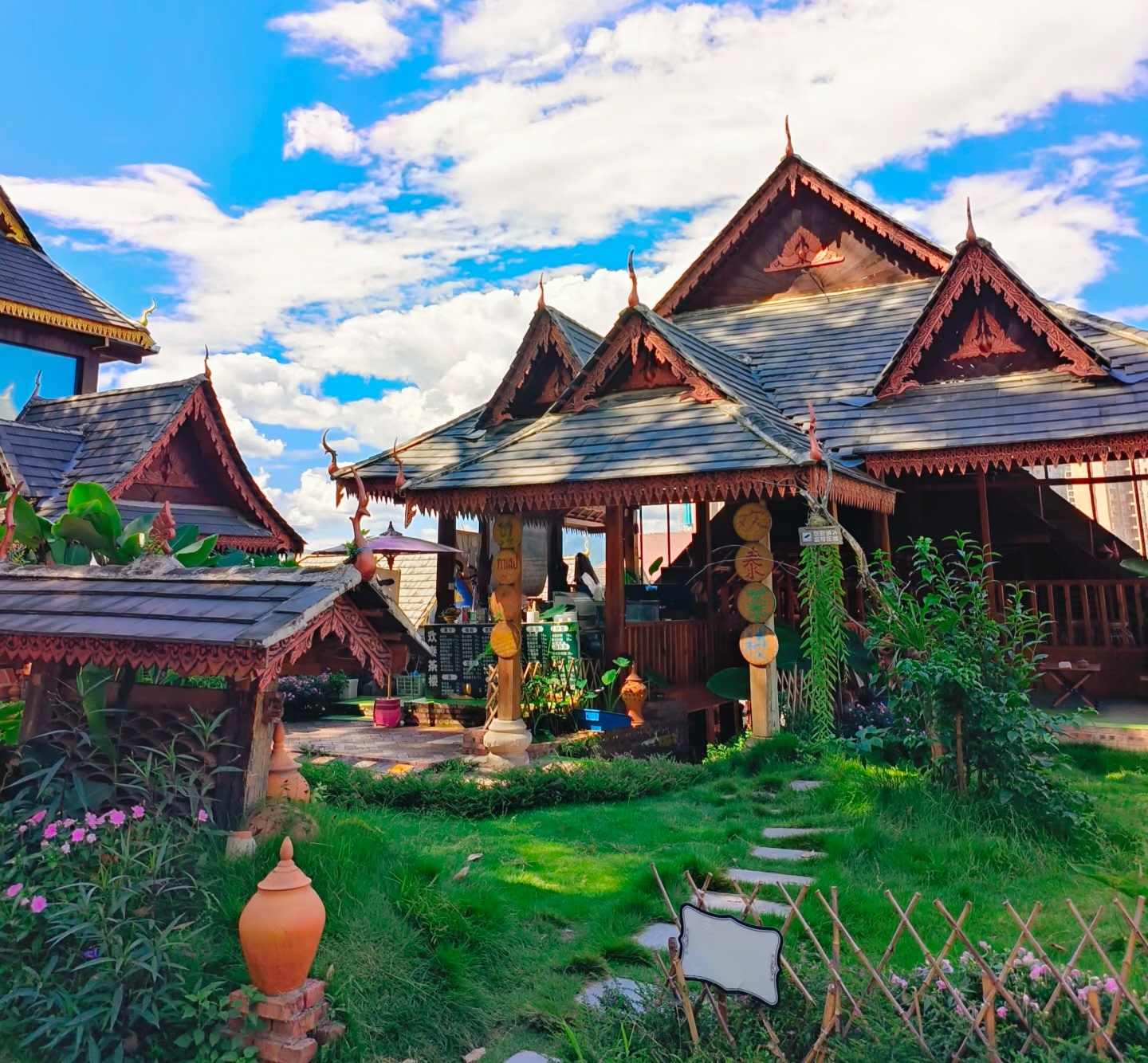 Private Customized Tour · Xishuangbanna 4 Days 3 Nights, Tropical Botanical Garden + Dai Village + Starlight Night Market + Wild Elephant Valley