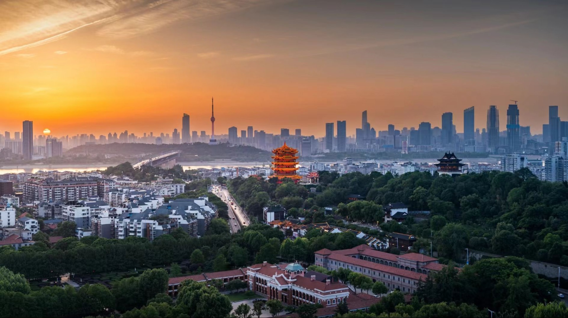 Classic 3-Day Wuhan Tour (Small Group 2-10 People + Panlong Ancient City + Hankou Bund + Yellow Crane Tower + Wuhan University + Former Site of Peace Packing Factory + Gudesi Temple + Hubei Provincial Museum + Round Trip from Wuhan)