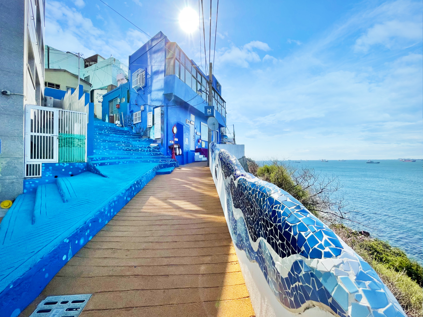 隱匿在影島的懸崖峭壁上，在白淺灘文化村，您可以欣賞到海景與街頭藝術的完美融合！