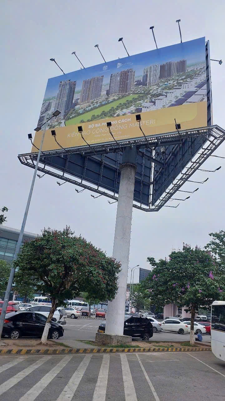 國內到達航廈:巴士站就在內排機場國內航廈E大廳對面廣告牌的下方。 國內到達航廈:巴士站就在內排機場國內航廈E大廳對面廣告牌的下方。