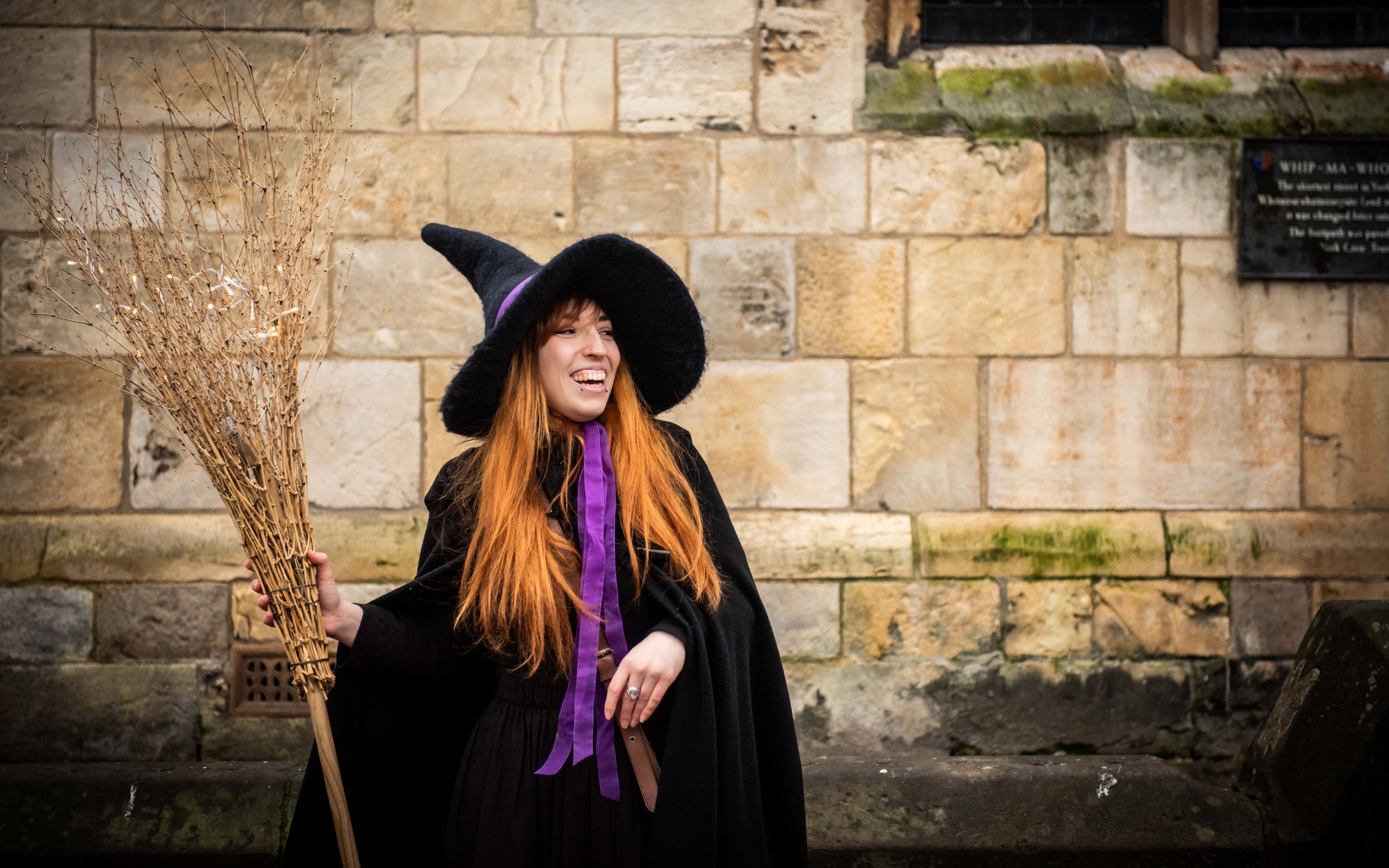 與女巫導遊一起探索約克古老的狹窄小巷，聆聽令人難忘的故事和傳說