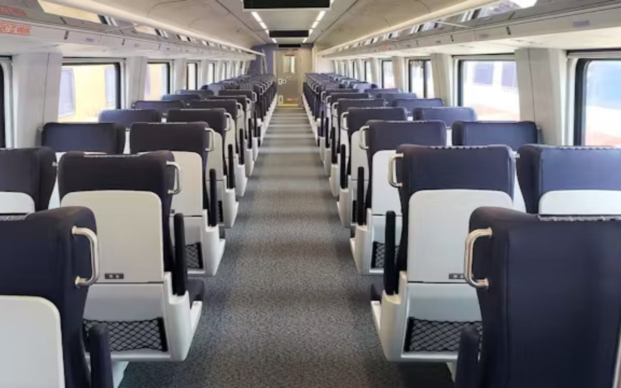 寬敞的座位與大片窗戶，為您提供舒適且風景優美的城際旅行體驗。