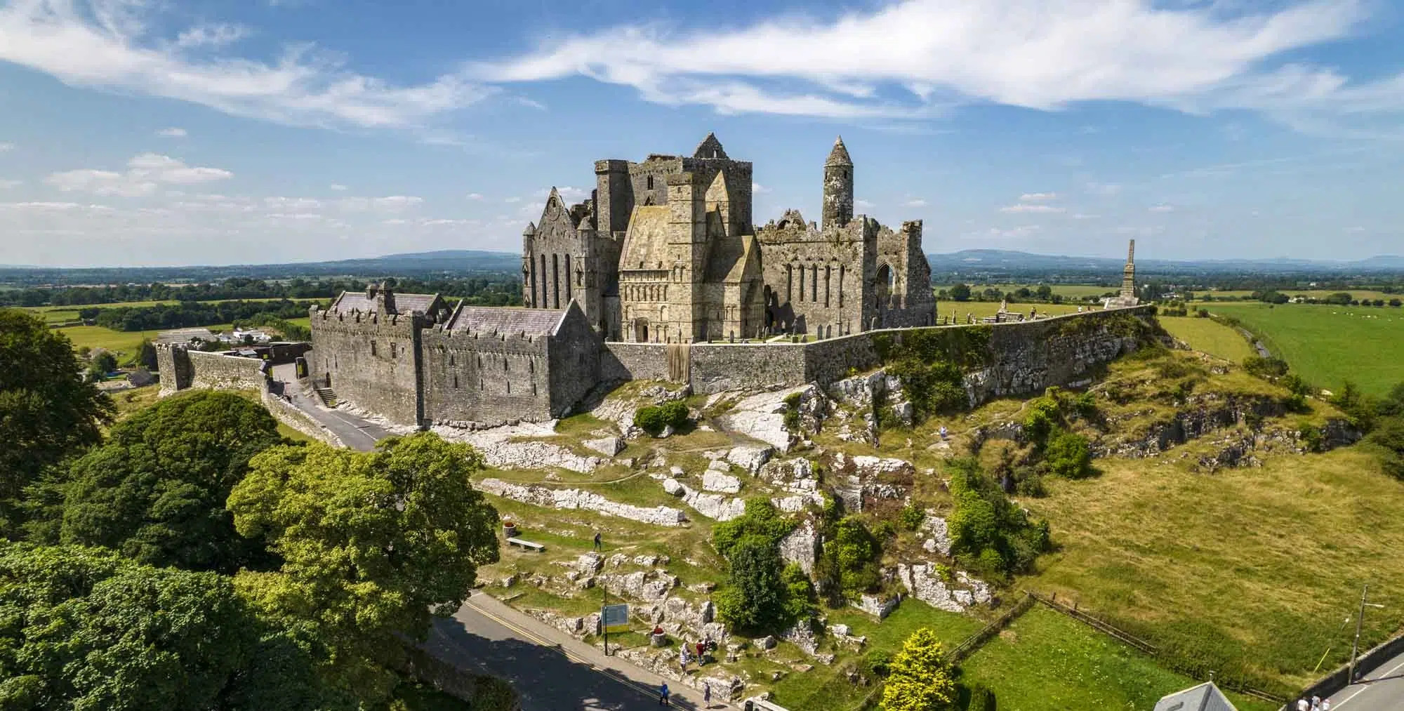 Blarney Castle, Rock of Cashel & Cahir Castle Day Tour from Dublin