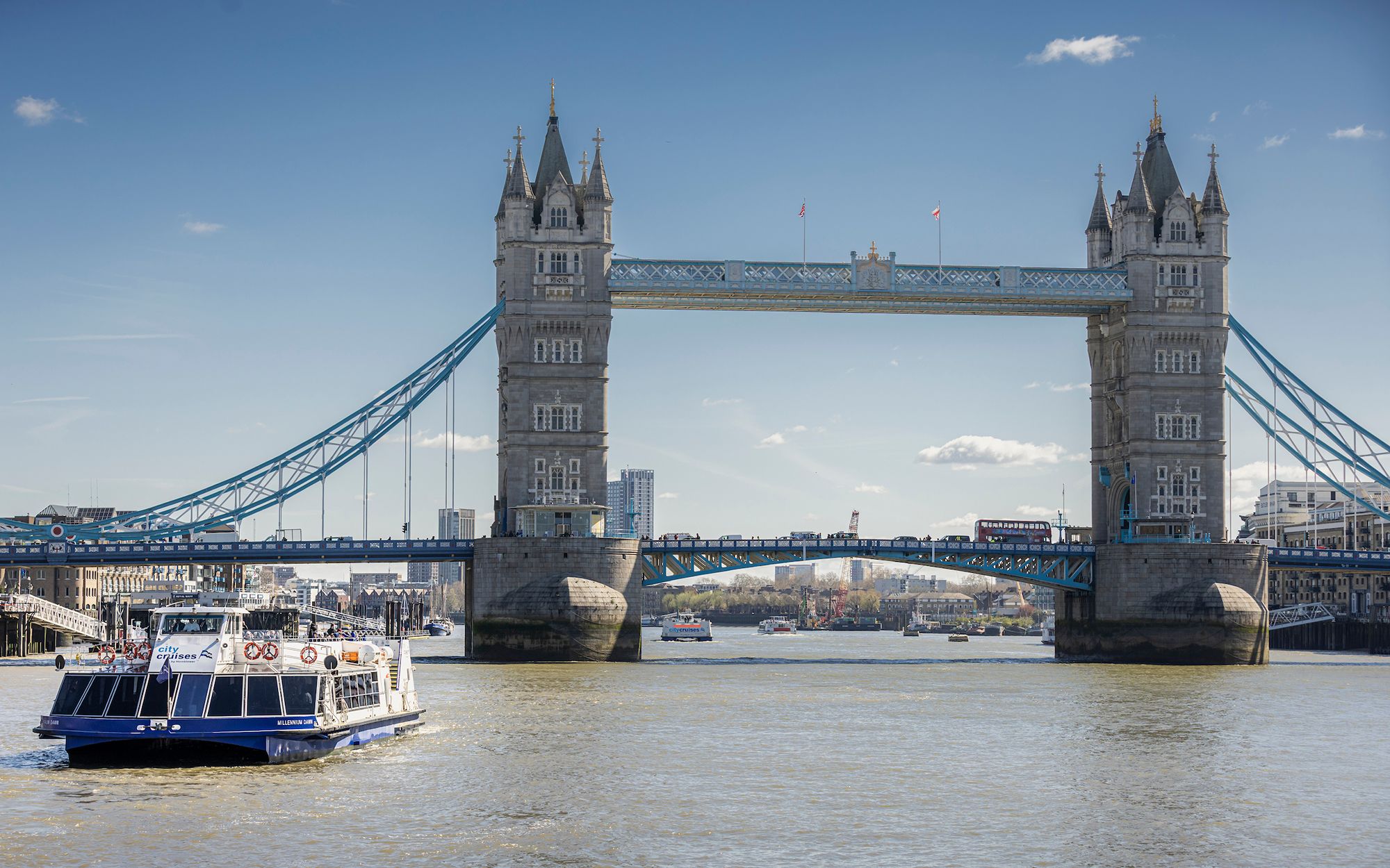 City Cruises 遊船正駛過泰晤士河上標誌性的倫敦塔橋