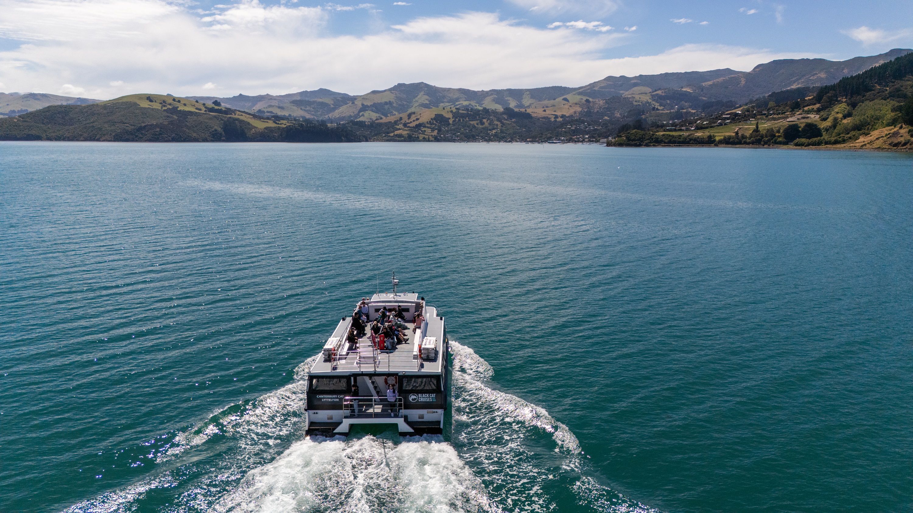 黑貓遊輪(Black Cat Cruises)雙體船航行於紐西蘭班克斯半島(Banks Peninsula)阿卡羅阿港(Akaroa Harbour)壯麗的風景中。 黑貓遊輪(Black Cat Cruises)雙體船航行於紐西蘭班克斯半島(Banks Peninsula)阿卡羅阿港(Akaroa Harbour)壯麗的風景中。
