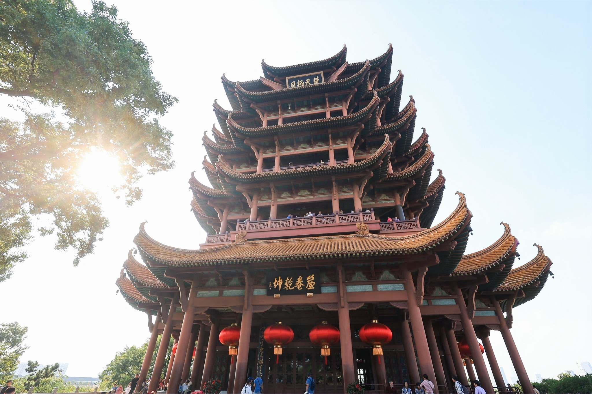 黃鶴樓：千古名樓，江城地標。登黃鶴樓，看長江奔流與三鎮風華，邂逅李白崔顥的詩意，俯瞰武漢的過去與現在。