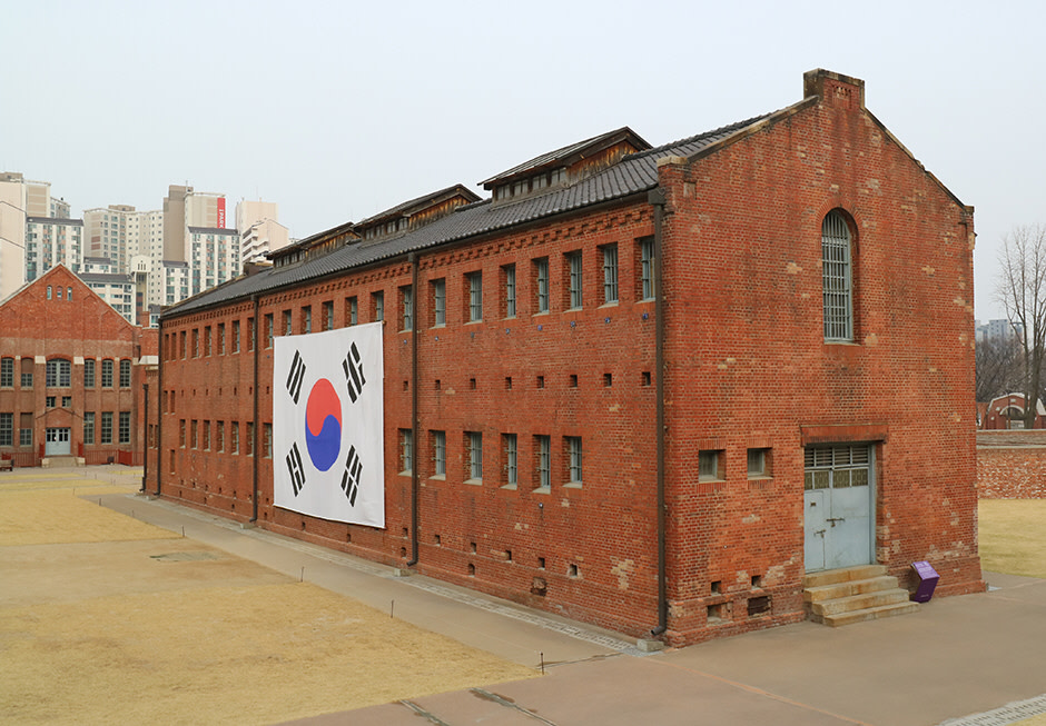 Seodaemun Prison & Dongdaemun Market One-Day City Highlights Tour