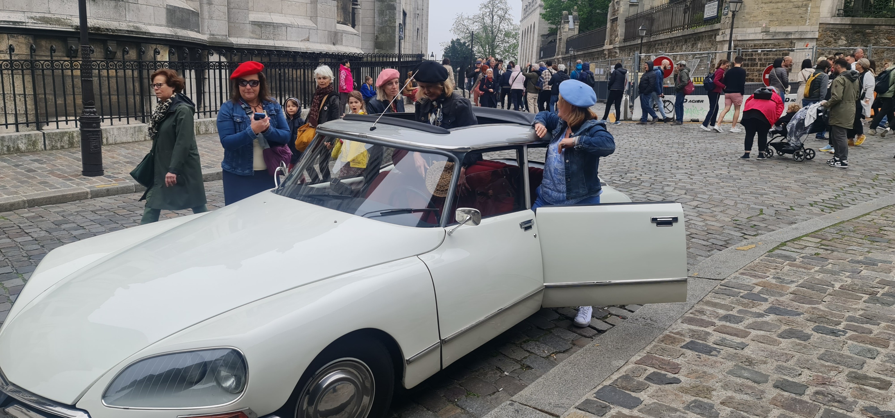 Paris City Tour Citroen DS - Vintage car Oldtimer