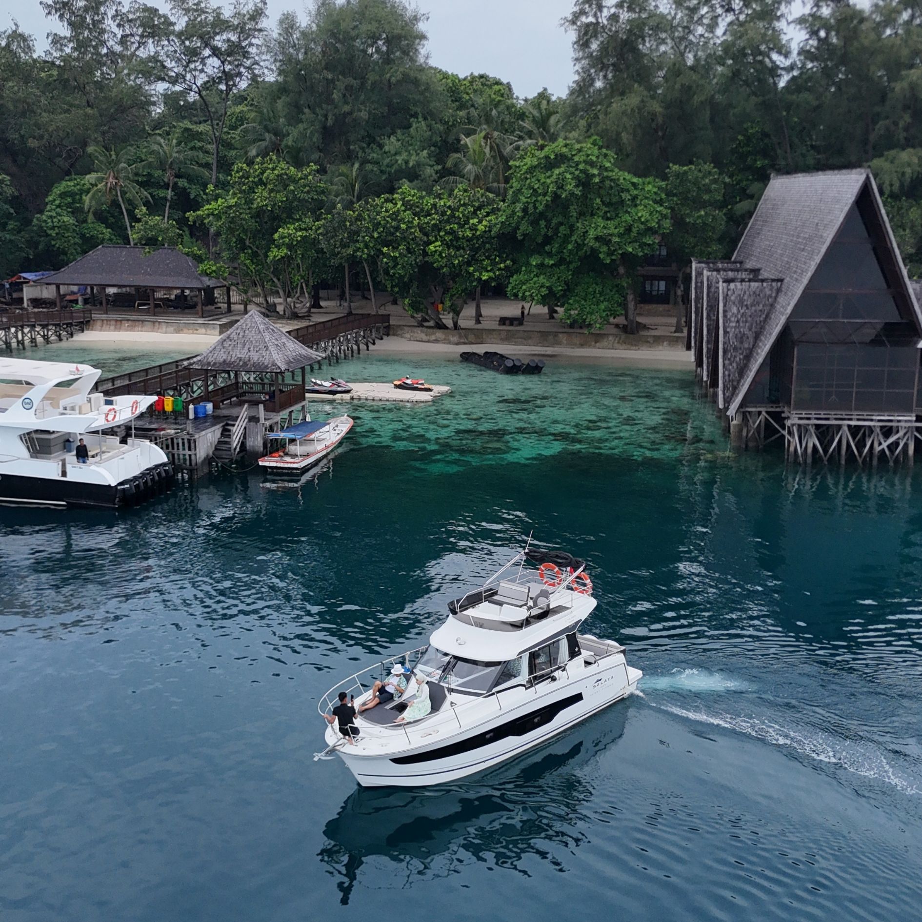 在西帕島 (Sepa Island) 享受清澈海水與充滿活力的海洋生物